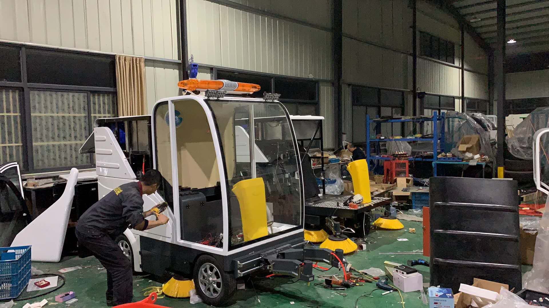 洁士AM2500TM电动四轮全封闭驾驶式扫地车/四轮全封闭驾驶式秋葵视频成人黄色版/四轮全封闭驾驶式清扫车/四轮全封闭驾驶式清扫机/四轮全封闭驾驶式扫路机/四轮全封闭驾驶式扫路车